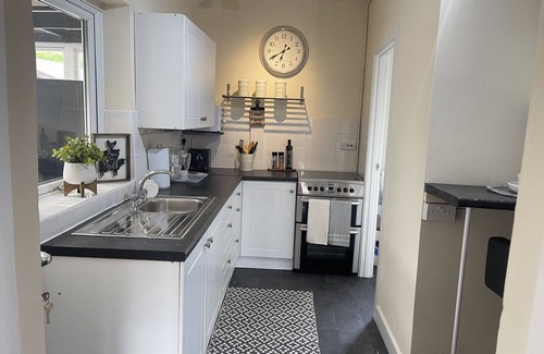 Cannock Casa | Delightful 2 bed detached home with secure parking