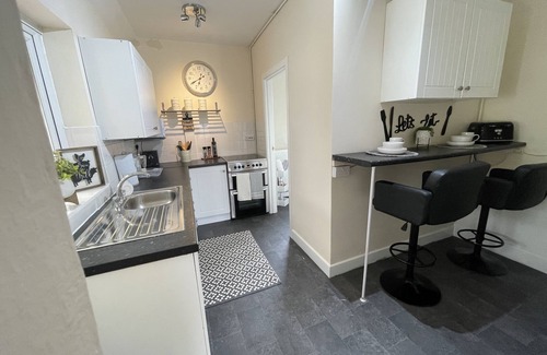 Cannock Casa | Delightful 2 bed detached home with secure parking
