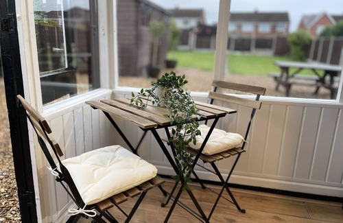 Cannock Casa | Delightful 2 bed detached home with secure parking