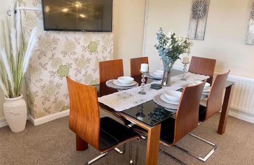 Cannock Casa | Delightful 2 bed detached home with secure parking