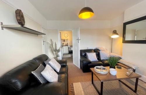 Cannock Casa | Delightful 2 bed detached home with secure parking