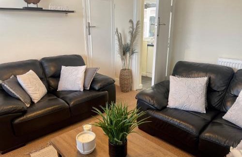 Cannock Casa | Delightful 2 bed detached home with secure parking