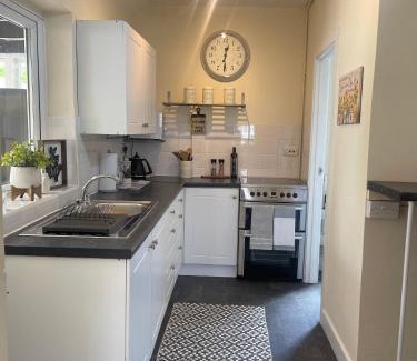 Cannock Casa | Delightful 2 bed detached home with secure parking