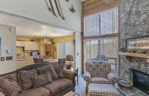 Seven Springs Casa | ESPECTACULAR 2-NIVEL 7 RESORTES CONDOMINIO-SUIZA PUEBLO DE MONTAÑA-3HAB 3BA DORMIR 12