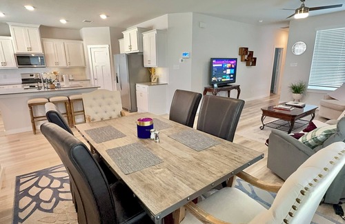 Wellborn Casa | Delightful 3-bedroom house with ping pong table, air hockey, dart board and more