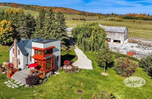Glencairn Casa | Delightful 4 bedroom 3 bath renovated farmhouse near Creemore