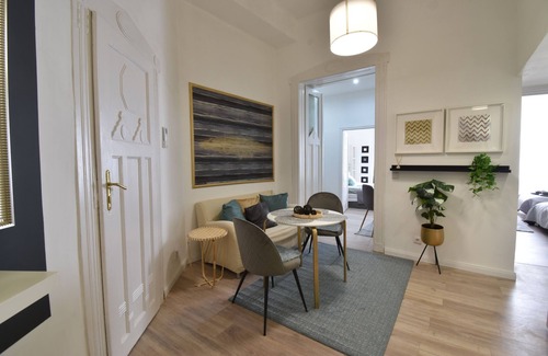 Nepszinhaz negyed Apartamento | Delightful 4 bedroom apartment with AC in Budapest