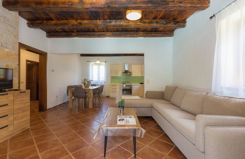 Butkovici Cabaña | Delightful 4-bedroom Cottage & outdoor pool, indoor fireplace, AC, WiFi