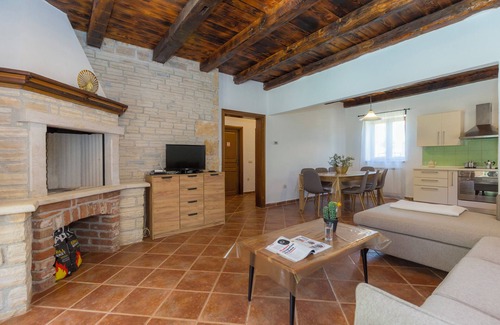 Butkovici Cabaña | Delightful 4-bedroom Cottage & outdoor pool, indoor fireplace, AC, WiFi