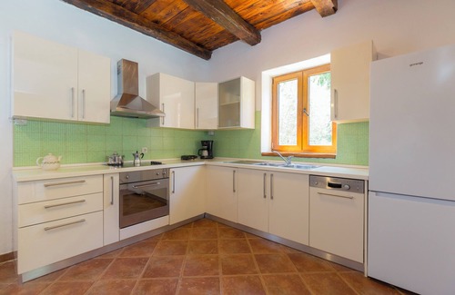 Butkovici Cabaña | Delightful 4-bedroom Cottage & outdoor pool, indoor fireplace, AC, WiFi