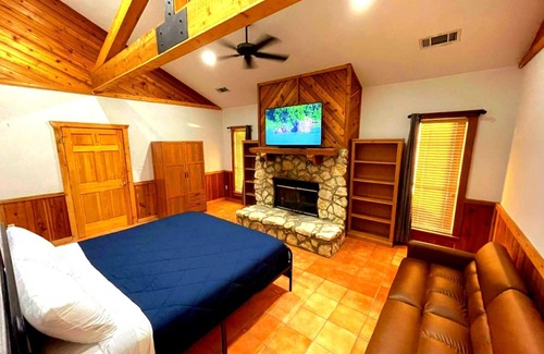 Elmaton Otro | ☆Delightful 4 Bedroom, lake view. Sleep 8-12.☆
