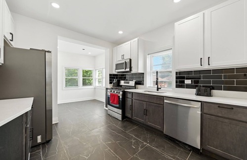 Avalon Park Casa | Delightful 5-bedroom house with AC in vibrant Chicago