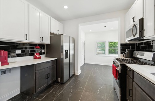 Avalon Park Casa | Delightful 5-bedroom house with AC in vibrant Chicago