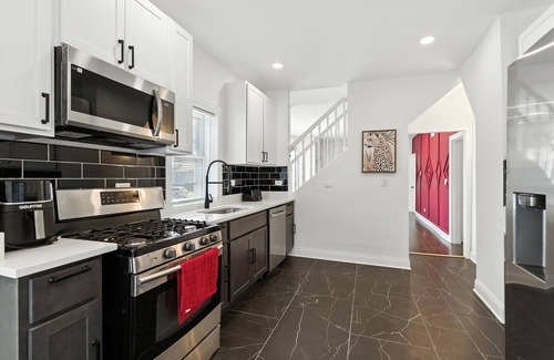 Avalon Park Casa | Delightful 5-bedroom house with AC in vibrant Chicago
