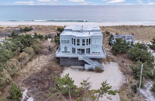 East Quogue Casa | Delightful 8-bedroom house with bedroom AC Directly on the Beach