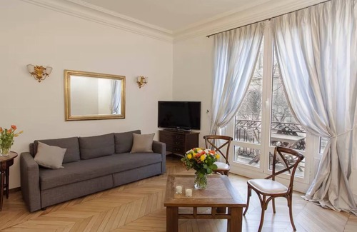 Quartier de l'Ecole-Militaire Apartamento | Delightful Apartment With Balcony Close to Eiffel