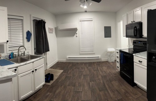 Bay City Apartamento | Delightful apt w/ AC near historic Midland St district