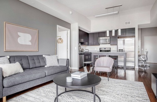 Woodmont Triangle Apartamento | Delightful Bethesda Bainbridge 2BR w/ Rooftop Pool & W/D, nr Dining, by Blueground