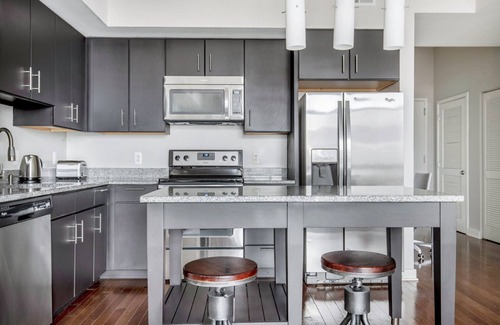Woodmont Triangle Apartamento | Delightful Bethesda Bainbridge 2BR w/ Rooftop Pool & W/D, nr Dining, by Blueground