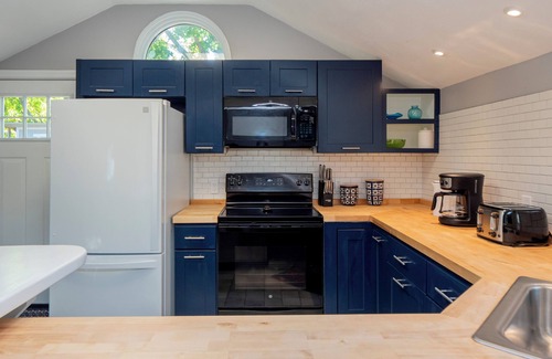 Middletown Casa | Delightful, Charming, Oversized 2 bedroom 2 bath Cottage!