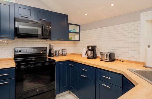 Middletown Casa | Delightful, Charming, Oversized 2 bedroom 2 bath Cottage!