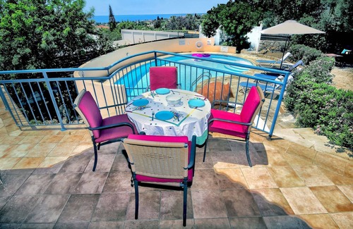 Pegeia Villa | Villa encantadora en Coral Bay, piscina grande, tenis de mesa, área maravillosa