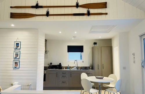 Shaldon Cabaña | Encantadora cabaña en Shaldon Green, a 50 metros de la playa, decoración náutica | Duerme 4-6