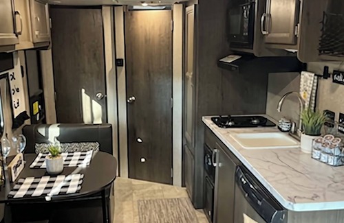 Cottonwood-Verde Village Casa | Delightful Couples Cozy Getaway with 1 bedroom and WiFi, AC in Lovely Cottonwood