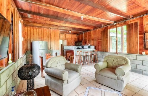 Barrio Pilo Casa | Delightful 2-bedroom vacation cabin 5 minutes to La Fortuna