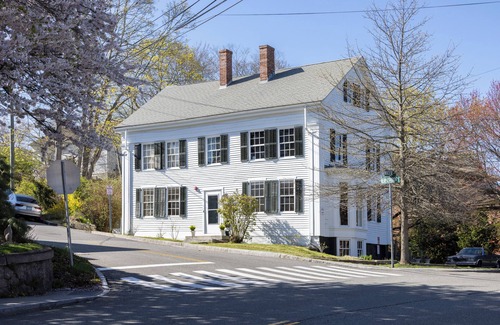 Mystic Casa | Delightful Downtown Mystic Studio!