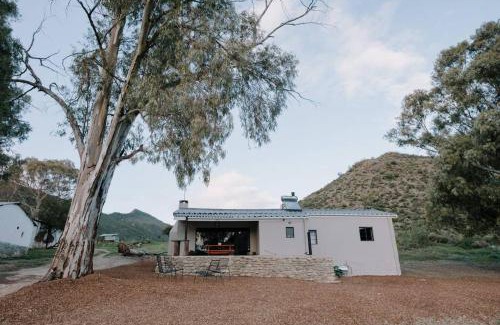 Langeberg Apartamento | Delightful farmhouse with hottub