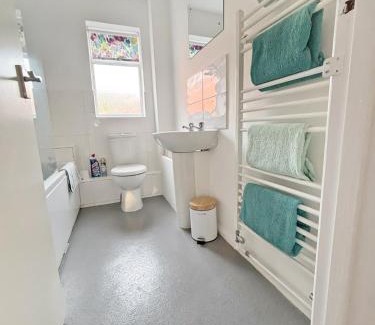 Dorking Apartamento | Delightful first floor two bed apartment five minutes walk from Dorking town centre