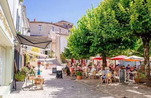 Aubeterre-sur-Dronne Casa | Delightful 2-bedroom townhome in Aubeterre-sur-Dronne ECHOPPE