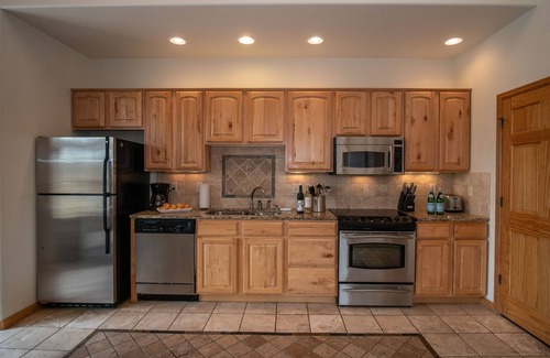 Stanley Hills Condominio | Delightful home complete with fireplace, private hot tub, jetted tub, and views