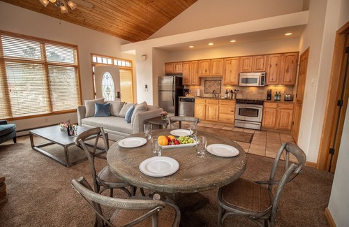 Stanley Hills Condominio | Delightful home complete with fireplace, private hot tub, jetted tub, and views