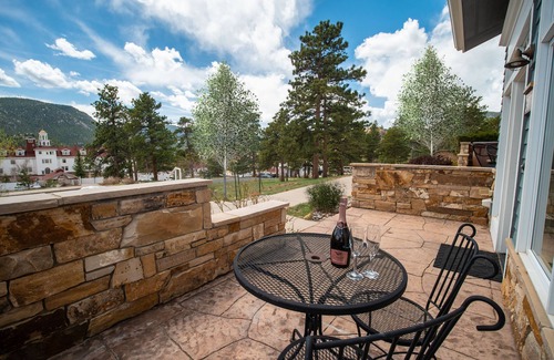 Stanley Hills Condominio | Delightful home complete with fireplace, private hot tub, jetted tub, and views