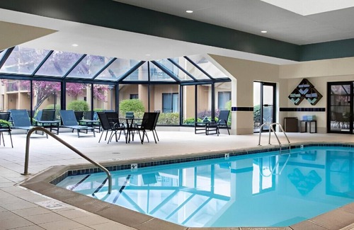 Overland Park Casa | Delightful King Rm near Johnson County Museum!