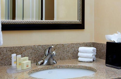 Overland Park Casa | Delightful King Rm near Johnson County Museum!