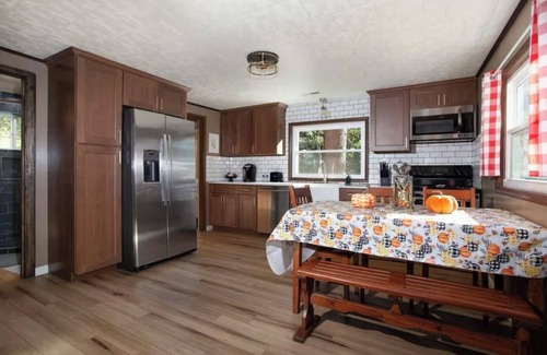 Sevierville Cabina | Delightful Little Bear Cabin with AC in Sevierville - 3 bedrooms available