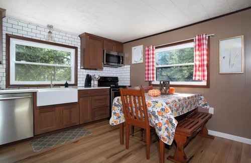 Sevierville Cabina | Delightful Little Bear Cabin with AC in Sevierville - 3 bedrooms available