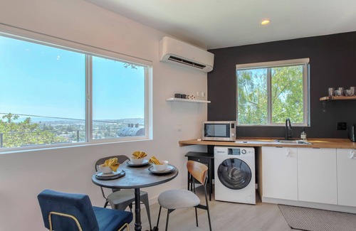 Los Angeles Casa | Delightful One bedroom house with Hillside view in vibrant Los Angeles
