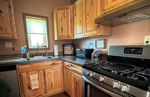 Listie Cabina | Delightful One Bedroom Cabin on Scenic Historic Farm