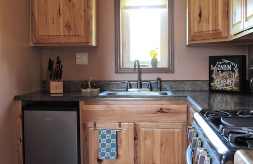 Listie Cabina | Delightful One Bedroom Cabin on Scenic Historic Farm
