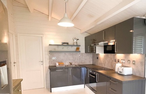 Abbess Roding Cabaña | Encantadora Madera 2 Bedroom Lodge