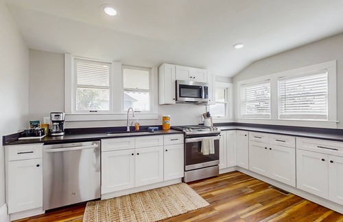 Rogers Casa | Delightful Rogers getaway w/ full kitchen, dog-friendly yard, Wifi, AC & W/D