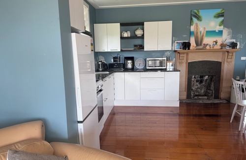 Ruakaka Cabaña | Delightful Ruakaka Cottage Views to Sea and Estuary Surf. Sun . Chill