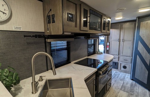 Palmdale Casa | Delightful RV with AC in Palmdale