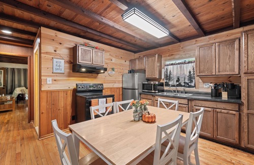 Rockbridge Cabina | Delightful secluded 3BR cabin/hot tub/fire pit/deck, in Hocking Hills