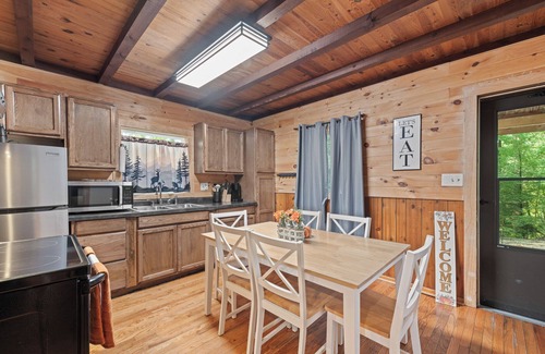 Rockbridge Cabina | Delightful secluded 3BR cabin/hot tub/fire pit/deck, in Hocking Hills
