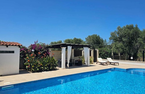 Oria Villa | Encantadora villa de campo con piscina privada en un hermoso jardín.